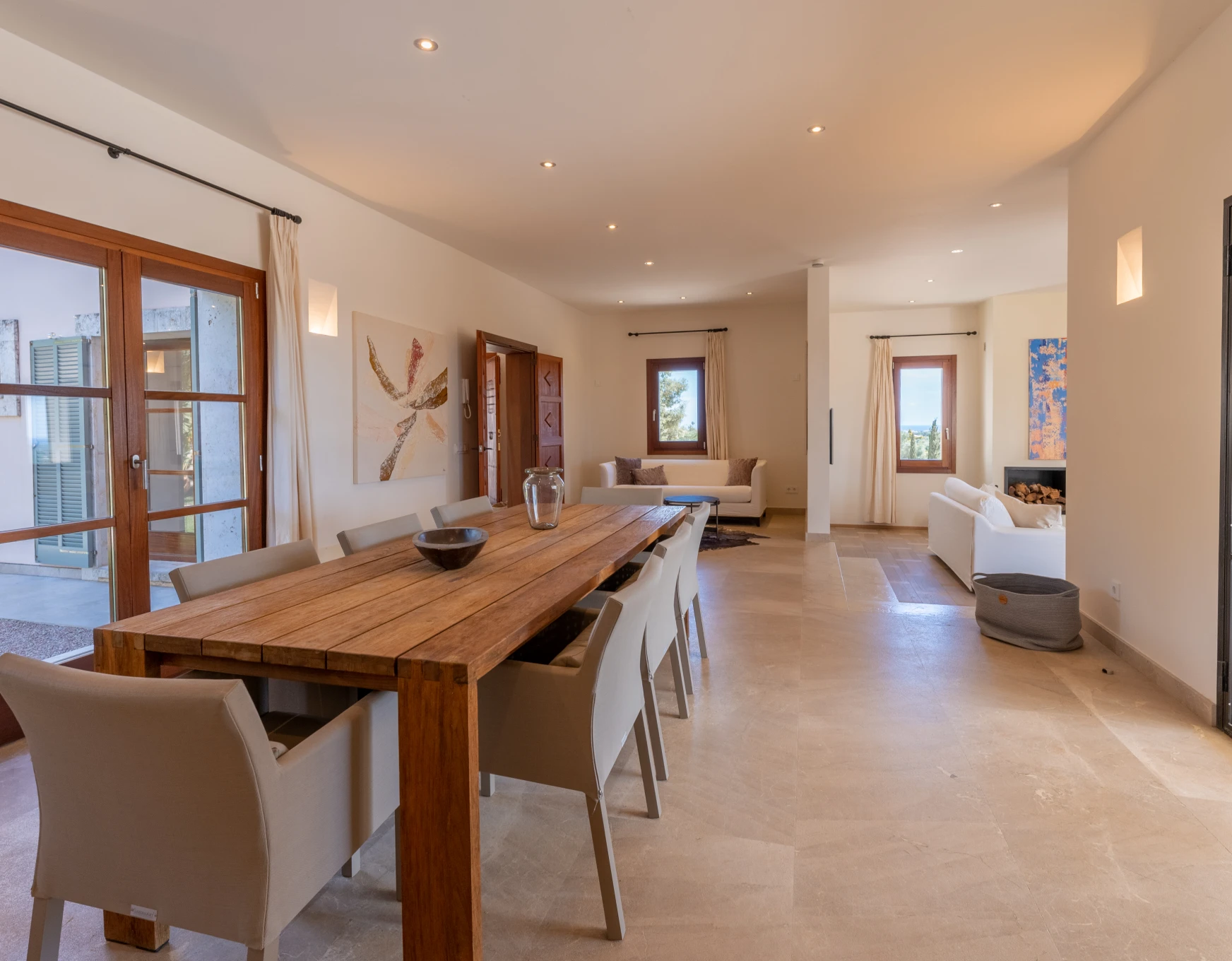 Salón y comedor luminosos tras pintura de interiores de una empresa de pintura Mallorca