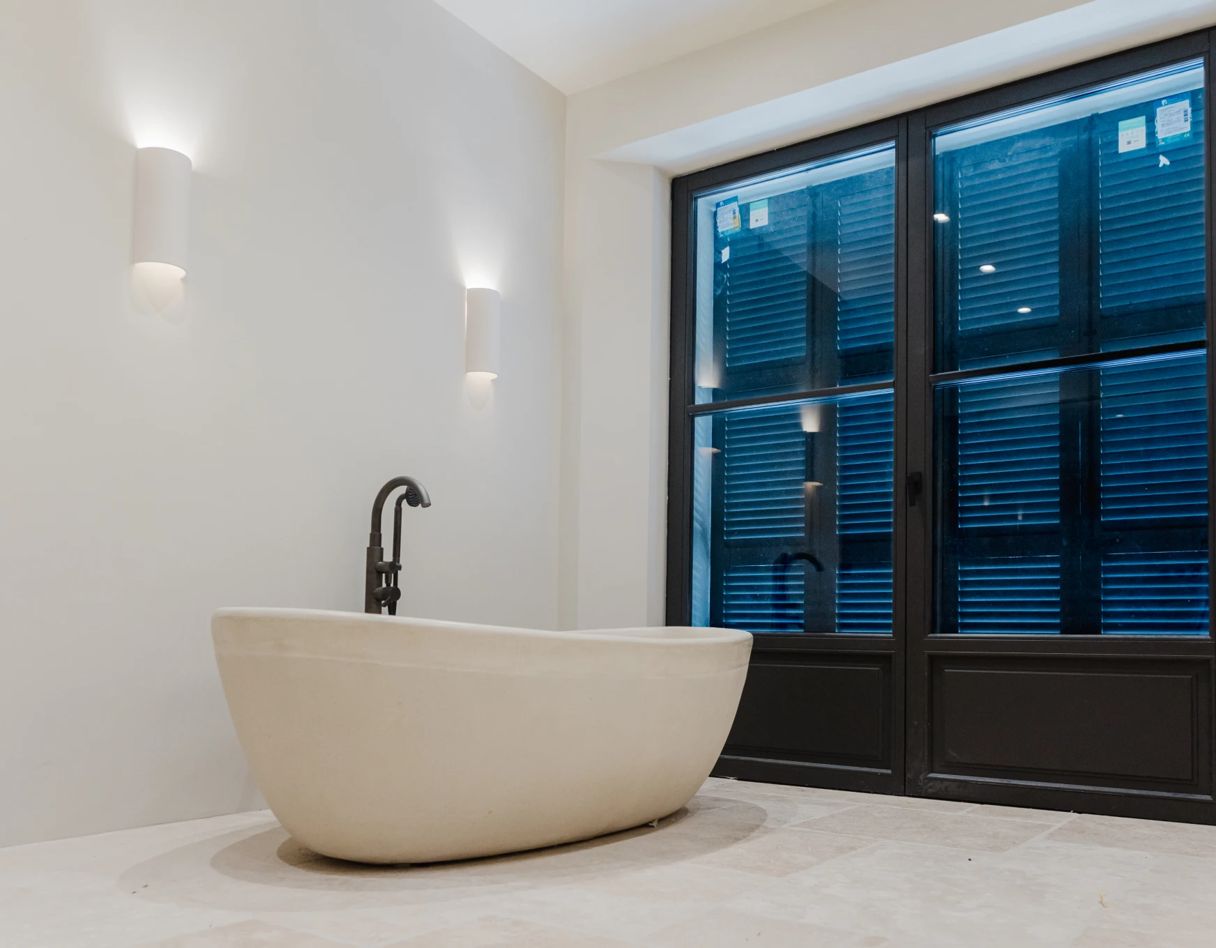 Baño con bañera minimalista tras pintura de interiores sostenible realizada por pintores en Mallorca de una empresa de pintura Mallorca