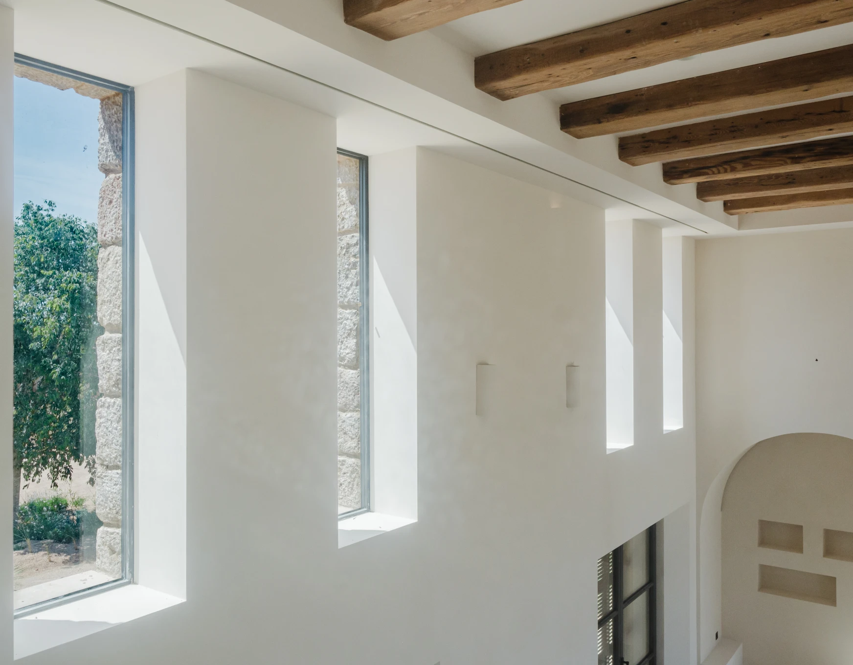 Ventanas estrechas interiores en Mallorca con pintura de interiores sostenible