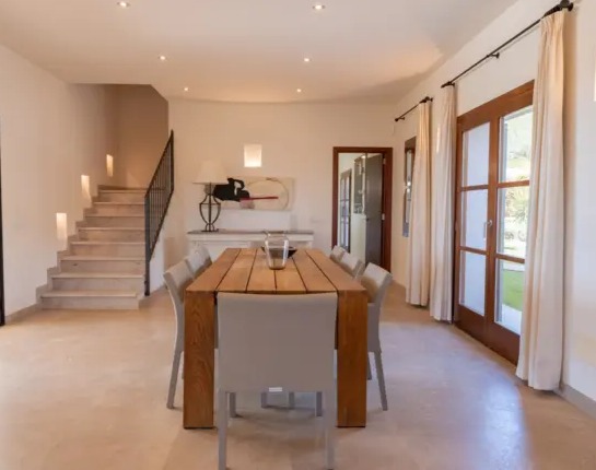 Comedor moderno con paredes pintadas en blanco, pintura de interiores Mallorca